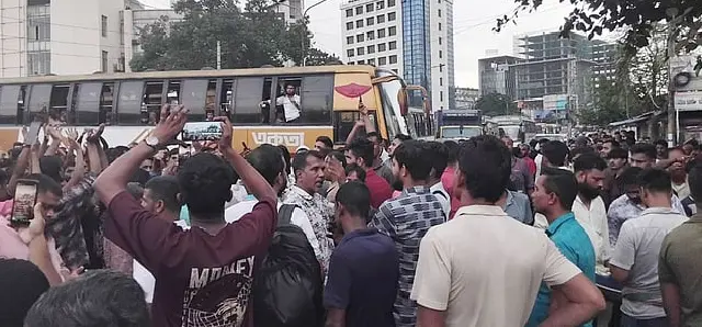 মহাখালীতে বাস শ্রমিকদের অবরোধ, ভোগান্তিতে নগরবাসী