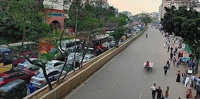 মহাখালীতে বাস শ্রমিকদের অবরোধ প্রত্যাহার, রোববার ফের আন্দোলনের হুঁশিয়ারি