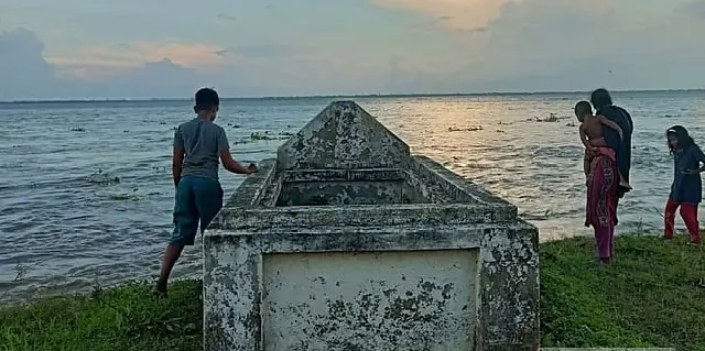 পদ্মার ভাঙনে বিলীন ঘরবাড়ি-জমি, এবার হারাল পূর্বপুরুষের কবর
