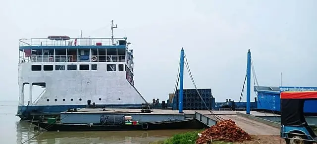 পদ্মার স্রোতে থমকে নাজিরগঞ্জ-ধাওয়াপাড়া ফেরি, বিপাকে যাত্রী-চালক
