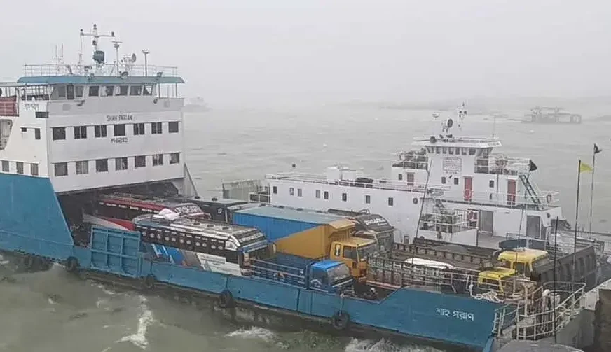 মাঝ পদ্মায় ফেরি বিকল, যাত্রী নিরাপত্তায় বাড়ছে উদ্বেগ