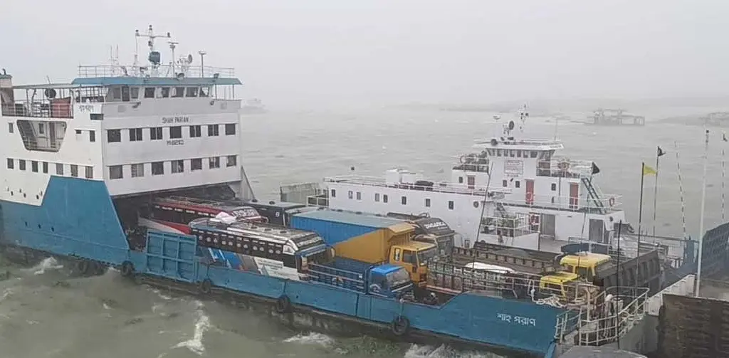 মাঝ পদ্মায় ফেরি বিকল, যাত্রী নিরাপত্তায় বাড়ছে উদ্বেগ