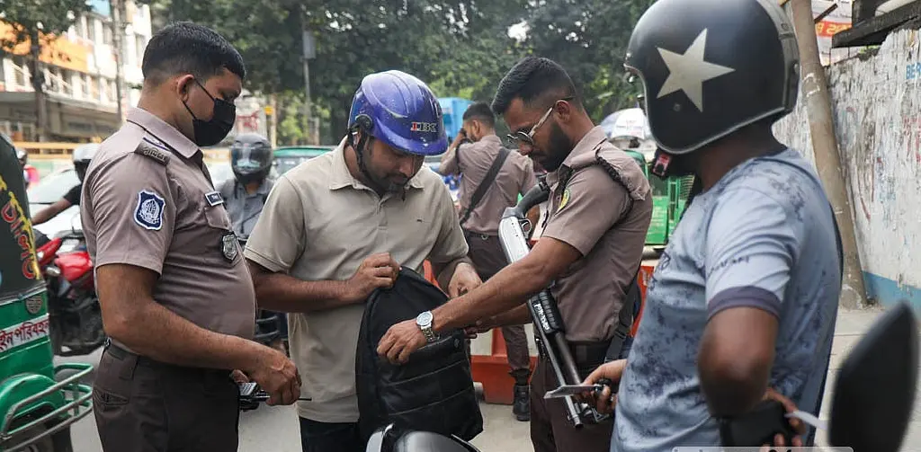 ঢাকায় বোমা বিস্ফোরণ ও বাসে আগুন, নিরাপত্তা জোরদার