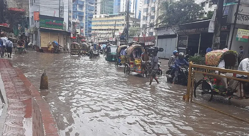 ভোরের বৃষ্টিতে ডুবল ঢাকার সড়ক, চরম ভোগান্তিতে কর্মজীবীরা