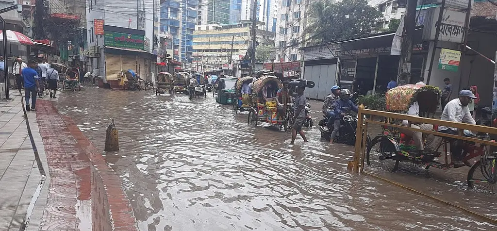 ভোরের বৃষ্টিতে ডুবল ঢাকার সড়ক, চরম ভোগান্তিতে কর্মজীবীরা