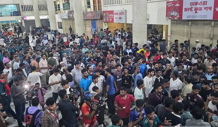 শিক্ষার্থীকে মারধরের অভিযোগে উত্তপ্ত রাজশাহী, রেলস্টেশনে ভাঙচুর