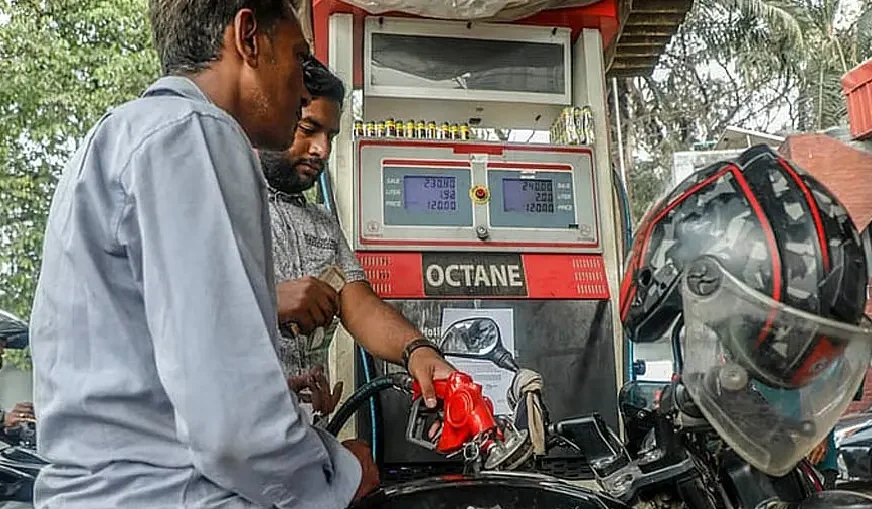 জ্বালানি তেলের দামে বড় পরিবর্তন, লিটারপ্রতি বাড়ল ২০ টাকা