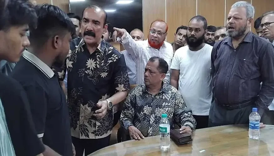 অধ্যক্ষের দায়িত্ব নিয়ে টানাপোড়েন, মোহাম্মদপুর কেন্দ্রীয় কলেজে শিক্ষার্থীদে বিক্ষোভ