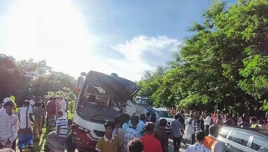 বিকল বাসকে পেছন থেকে ধাক্কা, শিবচরে প্রাণ গেল ৩ জনের
