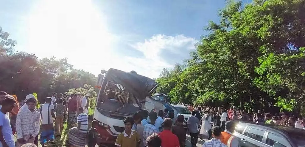 বিকল বাসকে পেছন থেকে ধাক্কা, শিবচরে প্রাণ গেল ৩ জনের