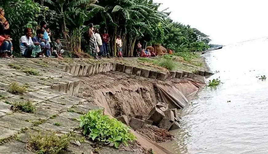 ব্রহ্মপুত্রের ভাঙনে কুড়িগ্রামে তীর রক্ষা বাঁধে ৪০ মিটার ধস