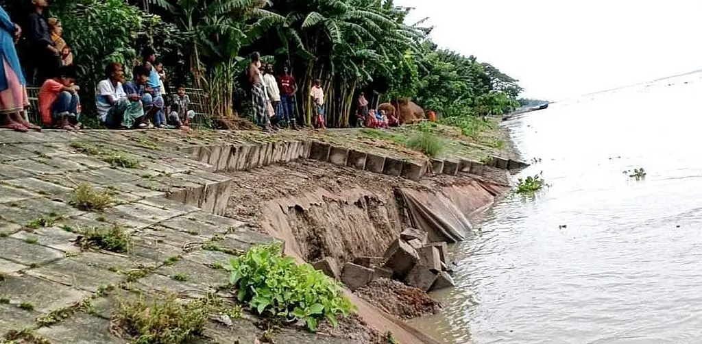 ব্রহ্মপুত্রের ভাঙনে কুড়িগ্রামে তীর রক্ষা বাঁধে ৪০ মিটার ধস