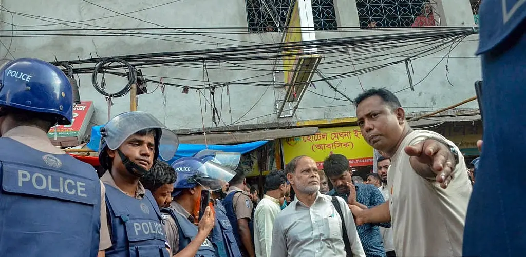 জাসদ কার্যালয়ের বৈঠক ঘিরে অভিযান, হেফাজতে প্রায় ৩০০