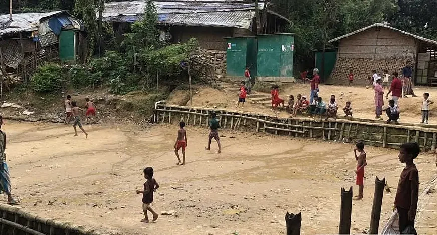 কাজের সংকট ও ঋণের চাপে রোহিঙ্গা ক্যাম্পে বাড়ছে অনলাইন জুয়ার প্রবণতা