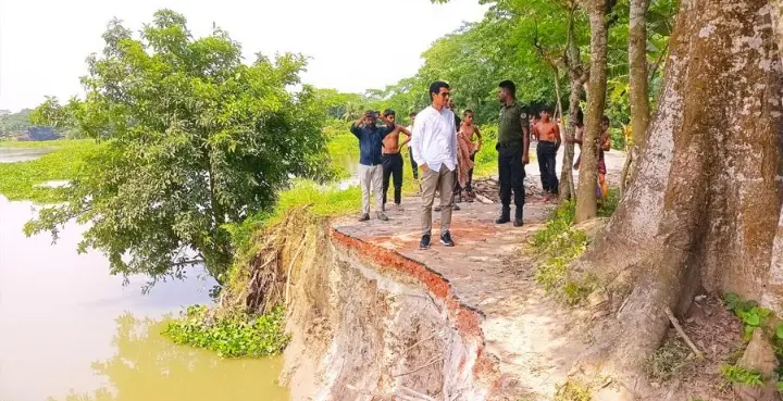 শৈলদাহের ভাঙনে বিপাকে ১০ গ্রামের মানুষ, ঝুঁকিতে সড়ক যোগাযোগ