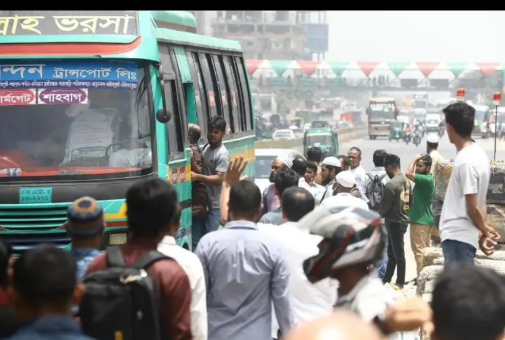 তেলের দাম বাড়ার পরই বাসে বাড়তি ভাড়া, যাত্রীদের সঙ্গে বচসা