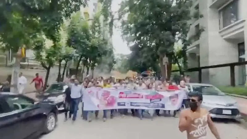 ধানমণ্ডিতে ঝটিকা মিছিল, বিস্ফোরিত ৪ হাতবোমা; আটক ৩