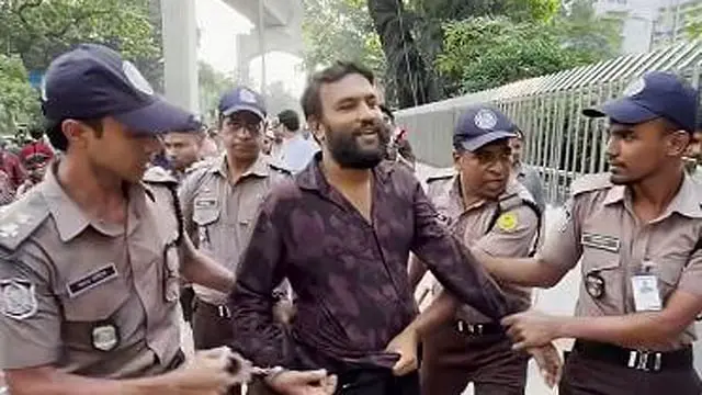 প্রধানমন্ত্রীর গাড়িবহরের নিরাপত্তা এলাকায় ঢোকার চেষ্টা, পুলিশ হেফাজতে মোটরসাইকেল আরোহী