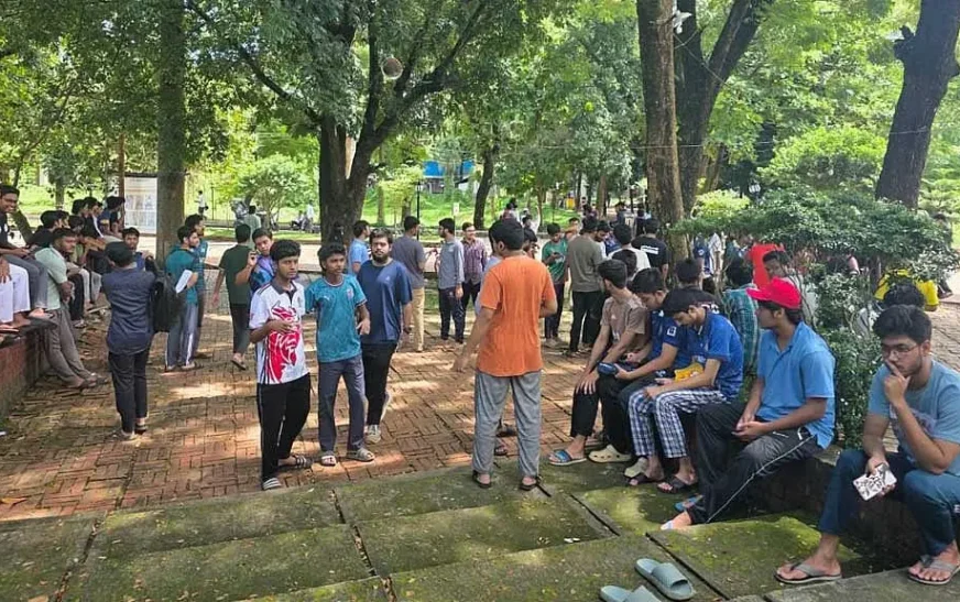 ভিসি পুনর্বহালের দাবিতে চুয়েটে দ্বিতীয় দিনের শাটডাউন, চলছে গণস্বাক্ষর