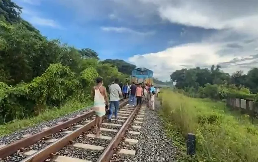 রেললাইন পার হতে গিয়ে ট্রেনের ধাক্কা, সাতকানিয়ায় নিহত ২