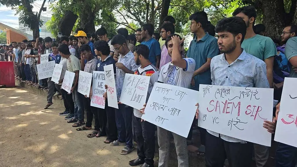 চুয়েটে শাটডাউনের তৃতীয় দিন, সায়েমকে ফেরাতে প্রধানমন্ত্রীর কাছে খোলা চিঠি