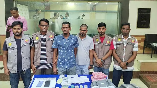 সংসদ ভবনের সামনে শিক্ষিকা নিহত: ডিবির হাতে নতুন করে দুইজন গ্রেপ্তার