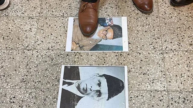 জিন্নাহর ছবির প্রতিবাদে ডাকসু সংগ্রহশালায় গোলাম আযমের ছবি পদদলন