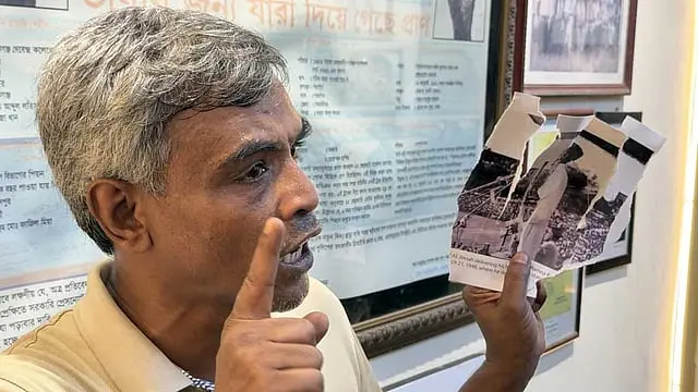 ডাকসু সংগ্রহশালায় জিন্নাহর ছবি ছিঁড়ে প্রতিবাদ শিক্ষার্থীর