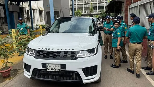 উল্টোপথে মন্ত্রীর গাড়ি, চালকের বিরুদ্ধে ট্রাফিক পুলিশের মামলা