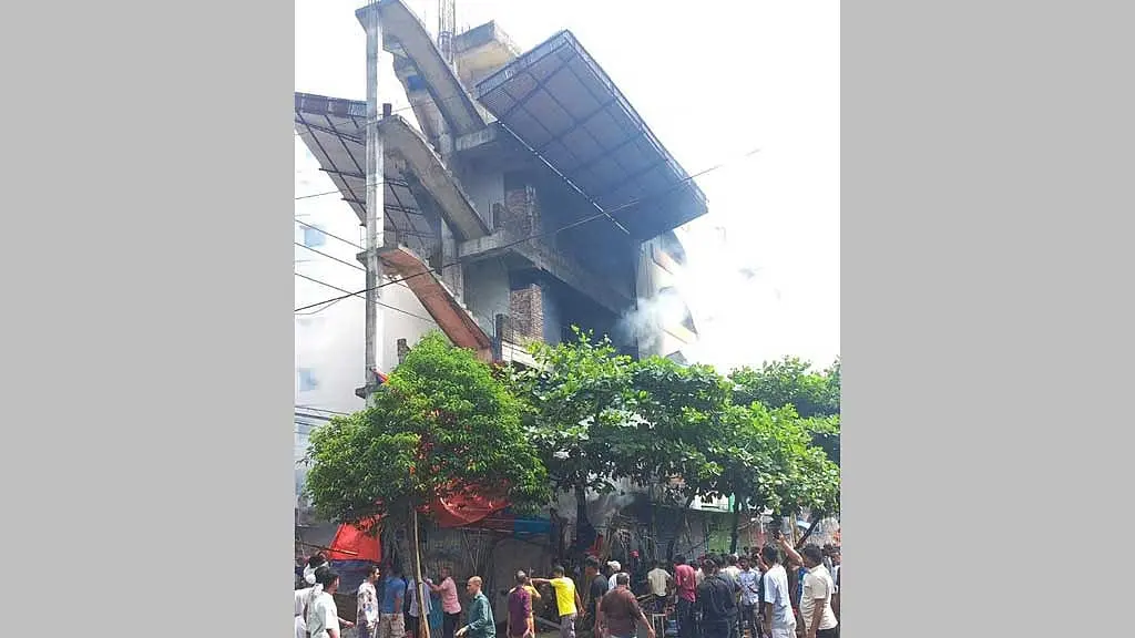 মিরপুরে উচ্ছেদ অভিযানে উত্তেজনা, সিটি করপোরেশনের তিন গাড়িতে আগুন