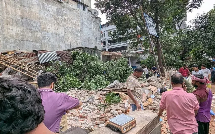 রাতের হামলায় মিরপুরে রাড্ডার স্বাস্থ্যকেন্দ্র ধ্বংস, মামলায় হানিফসহ ২০০-২৫০ জন