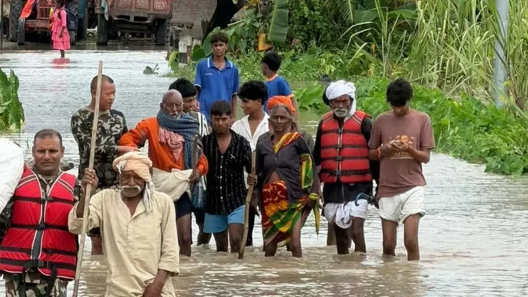 ভারতের উত্তর প্রদেশে ৫৬, নেপালে ১৪ জনের প্রাণহানি