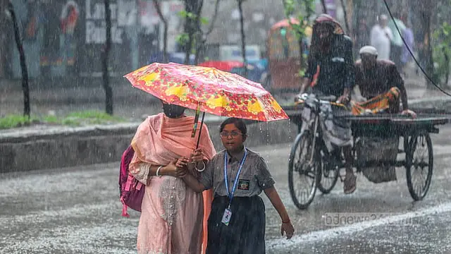 সারাদেশে বৃষ্টির পূর্বাভাস, সন্ধ্যার পর ঢাকায় বাড়তে পারে বৃষ্টি