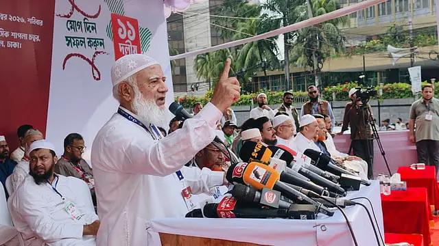 জনগণের অধিকার নিয়ে ‘ছিনিমিনি’ হলে কাউকে ছাড় নয়: শফিকুর ঢাকা প্রতিনিধি: জনগণের অধিকার হরণ করা হলে দায়ীদের কোনো ছাড় দেওয়া হবে না বলে হুঁশিয়ারি দিয়েছেন বাংলাদেশ জামায়াতে ইসলামীর আমির শফিকুর রহমান। গ্যাস, পানি ও বিদ্যুতের সংকটসহ জনদুর্ভোগের বিভিন্ন বিষয় তুলে ধরে তিনি বলেন, জনগণের স্বার্থের প্রশ্নে তাদের আন্দোলন অব্যাহত থাকবে। শনিবার সকালে রাজধানীর শাপলা চত্বরে ঢাকা-চট্টগ্রাম লং মার্চ শুরুর আগে আয়োজিত সমাবেশে তিনি এসব কথা বলেন। শফিকুর রহমান বলেন, কোনো ব্যক্তি বা দলের স্বার্থে নয়, দেশের ১৮ কোটি মানুষের অধিকার প্রতিষ্ঠার লক্ষ্যেই তারা মাঠে নেমেছেন। জনগণের অধিকার নিয়ে কেউ ছিনিমিনি খেললে জনগণও তার জবাব দেবে। জনদুর্ভোগের চিত্র তুলে ধরে তিনি বলেন, অনেক জায়গায় গ্যাস, পানি ও বিদ্যুতের সংকট থাকলেও গ্রাহকদের নিয়মিত বিল দিতে হচ্ছে। একই সঙ্গে চাঁদাবাজি ও দুর্নীতির বিরুদ্ধে কঠোর অবস্থানের কথাও জানান তিনি। গণভোটের রায় বাস্তবায়ন, জুলাইয়ের হত্যাকাণ্ডের বিচার, বিদ্যুৎ-তেল-গ্যাস ও সারের সংকট নিরসন, নিত্যপণ্যের দাম নিয়ন্ত্রণ, চাঁদাবাজি ও দুর্নীতি বন্ধ, আইনশৃঙ্খলা পরিস্থিতির উন্নয়ন এবং দলীয়করণ বন্ধসহ কয়েকটি দাবিতে এই লং মার্চের আয়োজন করেছে জামায়াত জোট। সকাল ৭টায় কোরআন তেলাওয়াতের মাধ্যমে মতিঝিলে সমাবেশ শুরু হয়। পরে সকাল সোয়া ৮টার দিকে বিশাল গাড়িবহর নিয়ে চট্টগ্রামের উদ্দেশে যাত্রা শুরু করেন নেতা-কর্মীরা। পথে নারায়ণগঞ্জের কাঁচপুর, কুমিল্লার পদুয়ার বাজার বিশ্বরোড, ফেনীর মহীপাল ও মীরসরাইয়ে পথসভা করার কথা রয়েছে। চট্টগ্রামের লালদীঘি ময়দানে জনসভার মাধ্যমে কর্মসূচি শেষ হওয়ার কথা। সমাবেশে জাতীয় নাগরিক পার্টির আহ্বায়ক নাহিদ ইসলাম বলেন, বাধা-বিপত্তি এলেও লং মার্চ চট্টগ্রামে পৌঁছাবে। তবে কর্মসূচিতে বাধা দেওয়া হলে ঘোষিত ছয় দফা আন্দোলন এক দফার আন্দোলনে রূপ নিতে পারে বলেও তিনি সতর্ক করেন। জামায়াতের সেক্রেটারি জেনারেল মিয়া গোলাম পরওয়ার সরকারের বিরুদ্ধে প্রতিশ্রুতি বাস্তবায়নে ব্যর্থতার অভিযোগ তোলেন। তিনি বলেন, জুলাই জাতীয় সনদ বাস্তবায়নসহ জনগণের প্রত্যাশা পূরণে সরকার প্রতিশ্রুতি রক্ষা করতে পারেনি। এলডিপির প্রেসিডেন্ট অলি আহমদ এবং বাংলাদেশ খেলাফত মজলিসের আমির মামুনুল হকও সমাবেশে সরকারের বিভিন্ন কর্মকাণ্ডের সমালোচনা করেন। এর আগে গত ৬ আগস্ট চারটি বিভাগীয় শহর অভিমুখে ধারাবাহিক লং মার্চ ও ঢাকায় মহাসমাবেশের কর্মসূচি ঘোষণা করেছিল জোটটি। ঘোষিত সূচি অনুযায়ী, ১৯ সেপ্টেম্বর রংপুর, ১০ অক্টোবর খুলনা এবং ২৪ অক্টোবর সিলেট অভিমুখে লং মার্চ অনুষ্ঠিত হওয়ার কথা রয়েছে। আগামী ১৪ নভেম্বর ঢাকায় মহাসমাবেশের মধ্য দিয়ে কর্মসূচির সমাপ্তি ঘটার কথা।