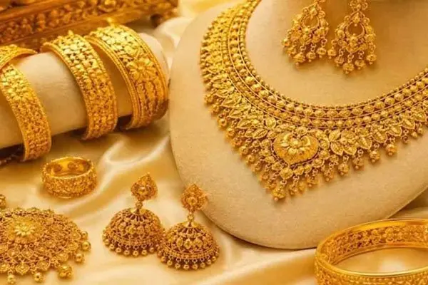 চার দফা কমার পরও ভরিতে ২ লাখ ২০ হাজার টাকার বেশি সোনার দাম
