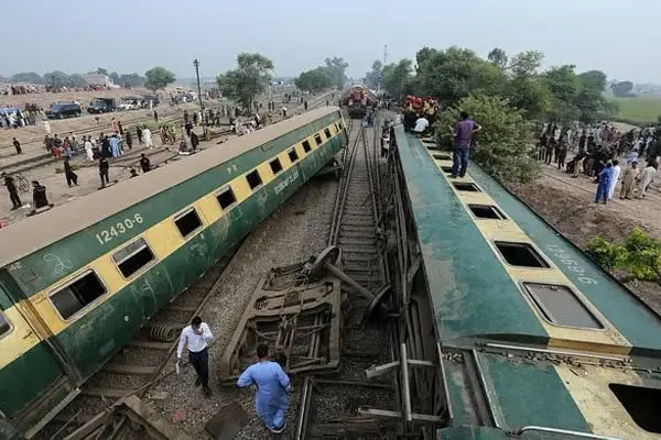 পাকিস্তানে ট্রেন লাইনচ্যুত হয়ে ৬ জনের মৃত্যু, আহত অন্তত ৩০