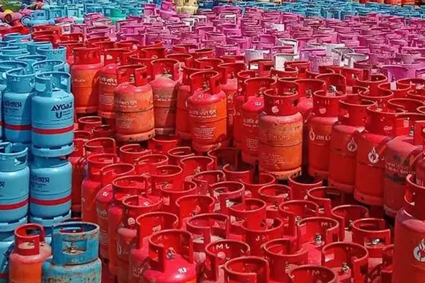 এলপিজির দাম বাড়ানোর দাবি ব্যবসায়ীদের, নতুন দর ঘোষণা বৃহস্পতিবার