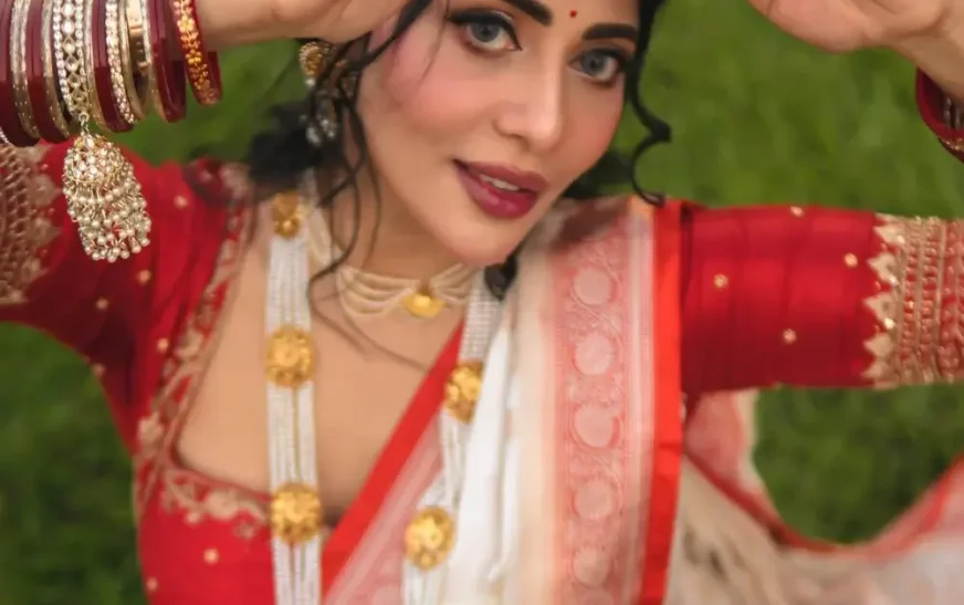 ঐতিহ্যবাহী শারদীয় সাজে মুগ্ধতা ছড়ালেন সেমন্তী সৌমি