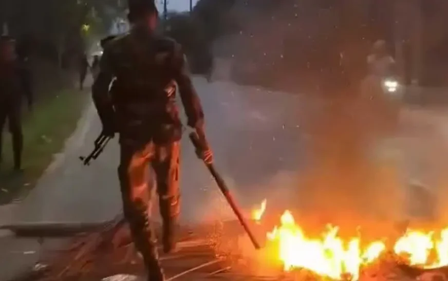 খাগড়াছড়িতে অবরোধে যান চলাচল বন্ধ, সড়কে টায়ার জ্বালিয়ে বিক্ষোভ