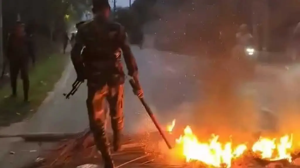 খাগড়াছড়িতে অবরোধে যান চলাচল বন্ধ, সড়কে টায়ার জ্বালিয়ে বিক্ষোভ