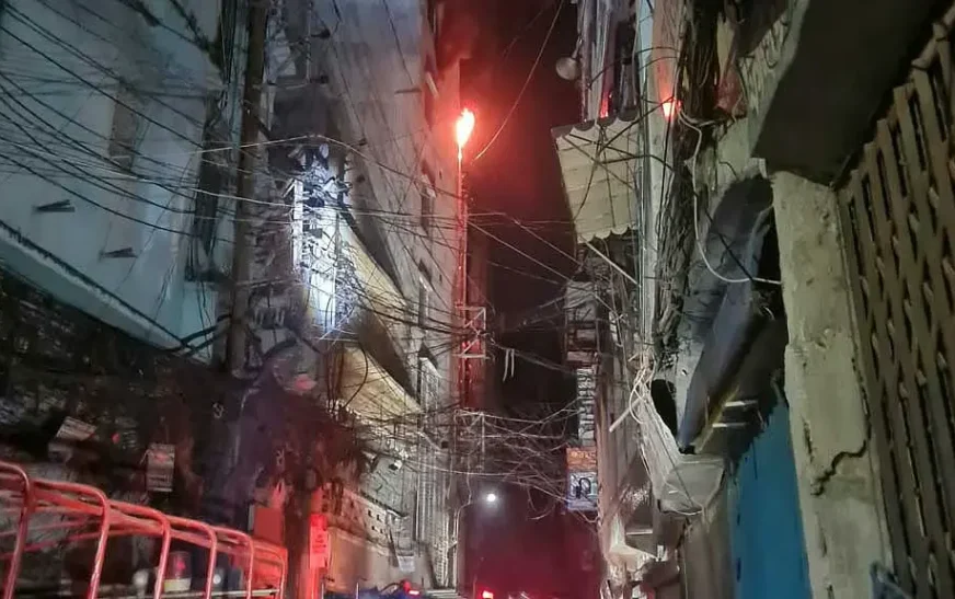 পুরান ঢাকার চকবাজারে মার্কেটে ভয়াবহ আগুন, চার ঘণ্টা পরও নিয়ন্ত্রণে আসেনি
