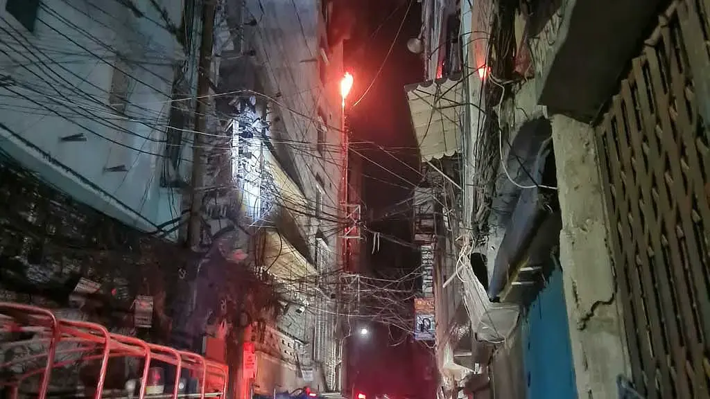 পুরান ঢাকার চকবাজারে মার্কেটে ভয়াবহ আগুন, চার ঘণ্টা পরও নিয়ন্ত্রণে আসেনি