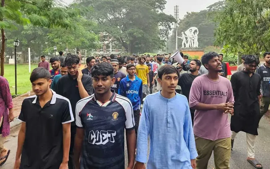 চুয়েটে ছুটির দিনেও শিক্ষার্থীদের বিক্ষোভ