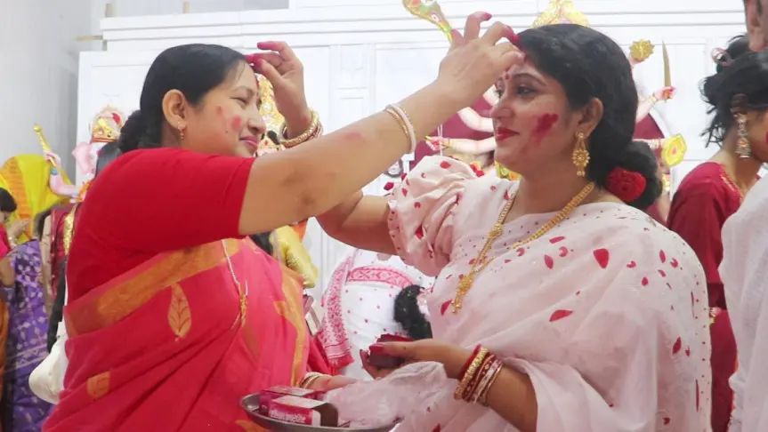 সিঁদুরের রঙে বিদায়ের আবেগ, নওগাঁয় শেষ হলো শারদীয় দুর্গোৎসব