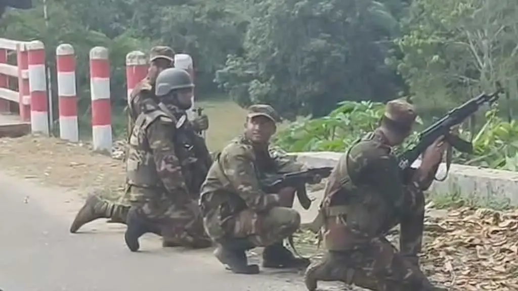 সাজেকে অবরোধ ঘিরে উত্তেজনা, সেনাবাহিনীর সঙ্গে গোলাগুলির দাবি