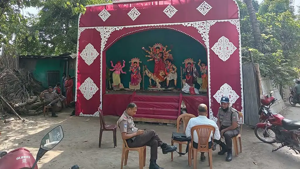 জমির মালিকানা নিয়ে দ্বন্দ্ব, রংপুরে আটকে গেল প্রতিমা বিসর্জন