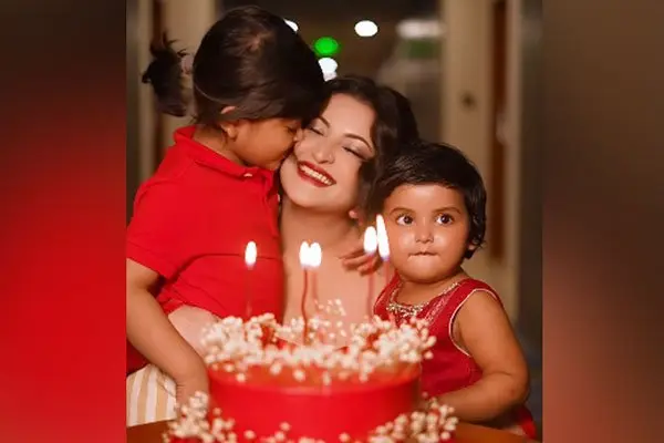 দুই সন্তানের ভালোবাসায় ঘরোয়া আয়োজনে পরীমনির জন্মদিন উদযাপন