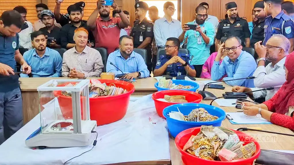 পাগলা মসজিদের স্বর্ণ-রূপা নিলামে বিক্রির উদ্যোগ, চলছে ওজন ও মুদ্রা গণনা