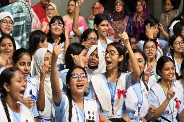এইচএসসি ফলে পাসের হারে এগিয়ে ছাত্রীরা, জিপিএ-৫ বেশি ছেলেদের