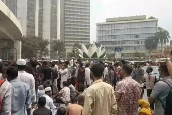 প্রশ্ন ফাঁসের অভিযোগে নিয়োগ পরীক্ষা বাতিল, সড়কে চাকরিপ্রার্থীদের বিক্ষোভ